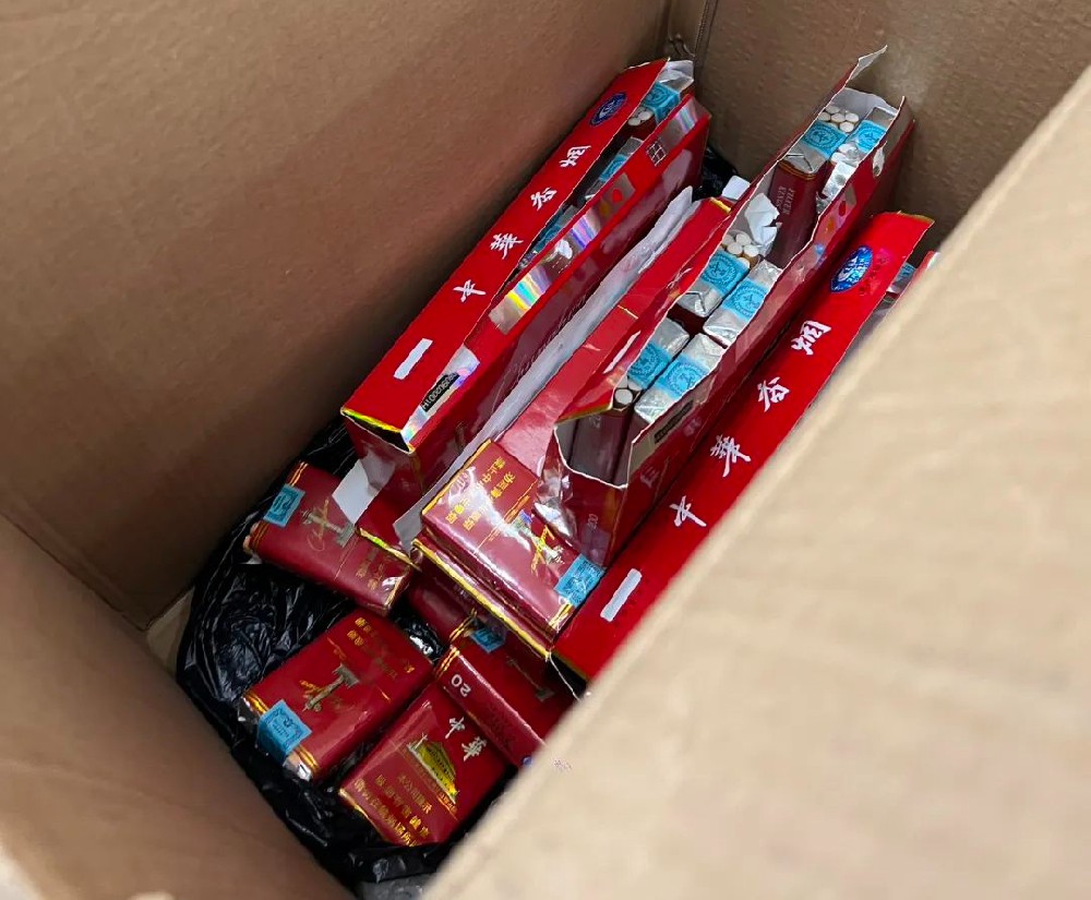 泰州一个婚宴上发现大批假中华烟......