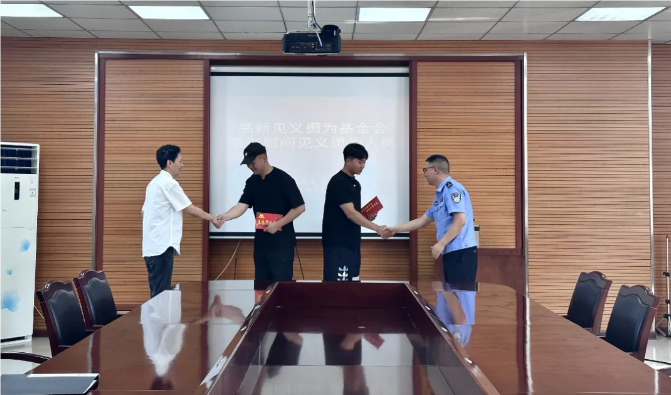 清早，泰州天禄湖边一男子被控制！