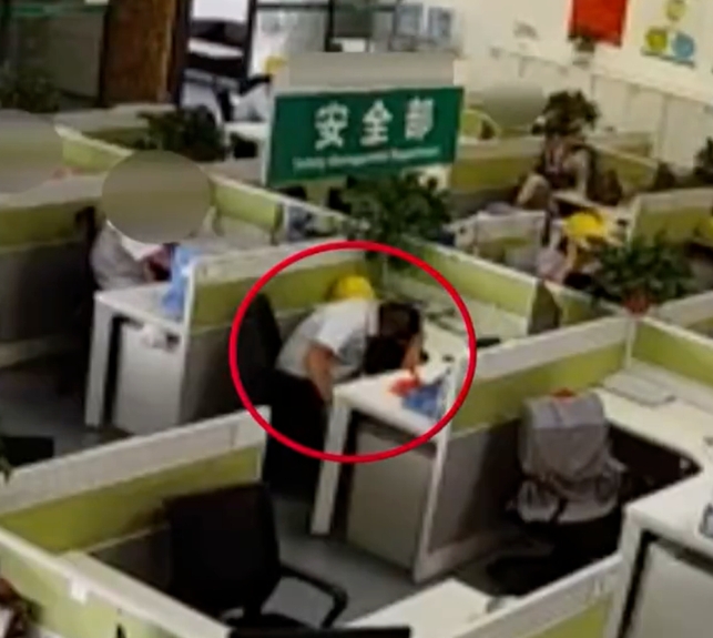 员工上班睡觉1小时被开除！泰州这家法院判赔35万……